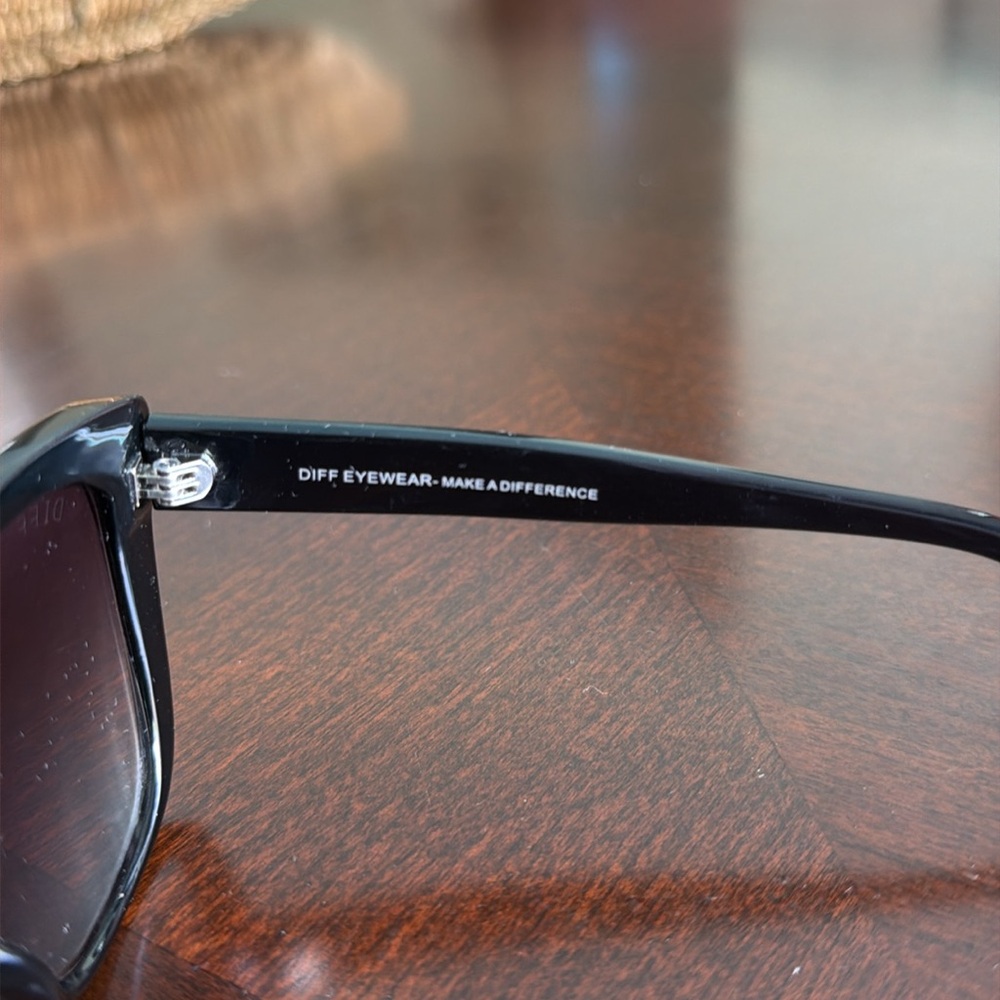 Black  Diff sunglasses size 55-18-145 - Picture 3 of 7